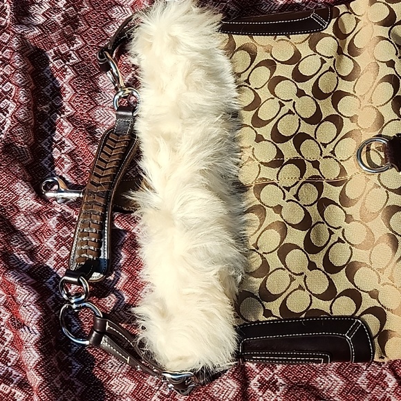 Coach signature shearling shoulder tote - Picture 3 of 9